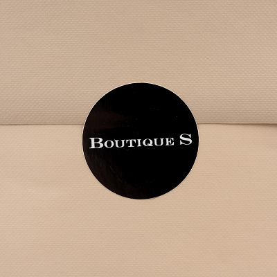 Musta pyöreä tarra